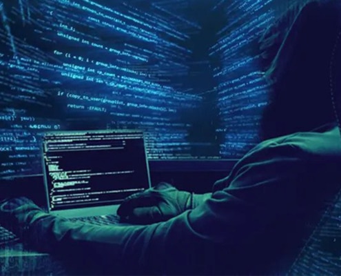 photo hacker visage caché et ordinateur avec codes