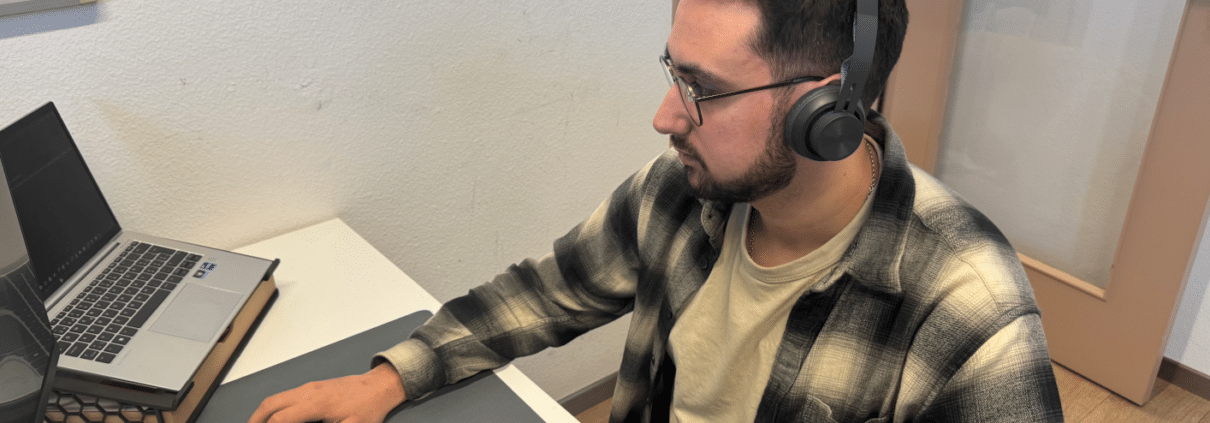 un technicien du support informatique au téléphone avec un client
