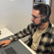 un technicien du support informatique au téléphone avec un client